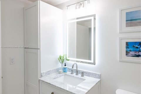 Condo in Miami, Florida, 2 bedrooms  № 1864729 - photo 23