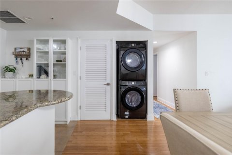 Condo in Miami, Florida, 2 bedrooms  № 1864729 - photo 6