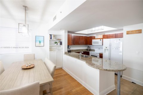 Condo in Miami, Florida, 2 bedrooms  № 1864729 - photo 2
