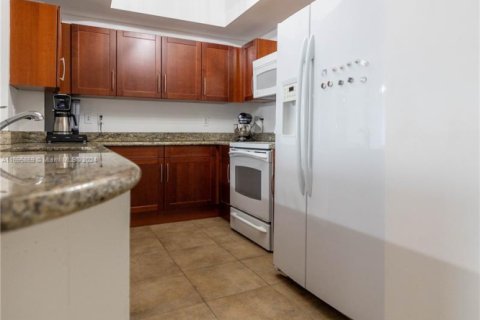 Condo in Miami, Florida, 2 bedrooms  № 1864729 - photo 3