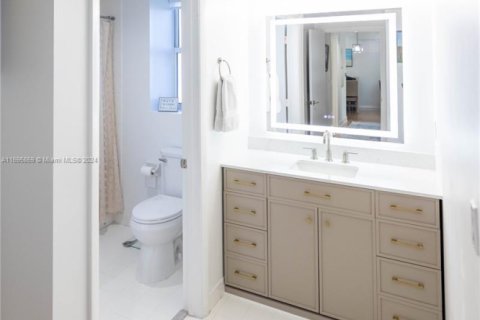 Condo in Miami, Florida, 2 bedrooms  № 1864729 - photo 16