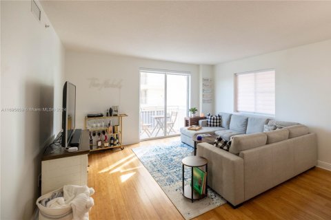 Condo in Miami, Florida, 2 bedrooms  № 1864729 - photo 9