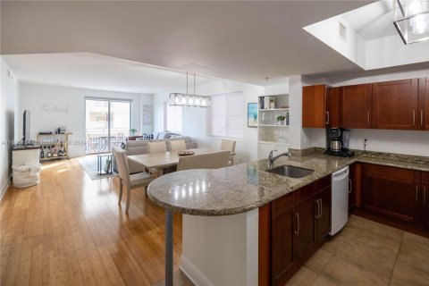 Condo in Miami, Florida, 2 bedrooms  № 1864729 - photo 1