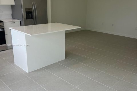 Снять в аренду таунхаус в Хомстед, Флорида 3 спальни, 123.56м2, № 2145767 - фото 3