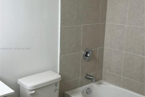Снять в аренду таунхаус в Хомстед, Флорида 3 спальни, 123.56м2, № 2145767 - фото 14