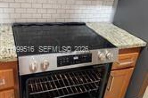 Снять в аренду кондоминиум в Пемброк-Пайнс, Флорида 1 спальня, 63.64м2, № 2064292 - фото 3