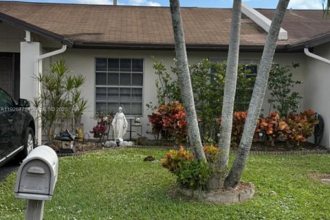 House in Delray Beach, Florida 3 bedrooms, 129.41 sq.m. № 1986609 - photo 2