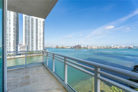 Condo in Miami, Florida, 2 bedrooms  № 2052987 - photo 2