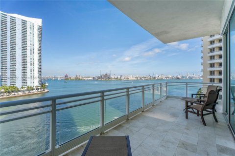 Condo in Miami, Florida, 2 bedrooms  № 2052987 - photo 16