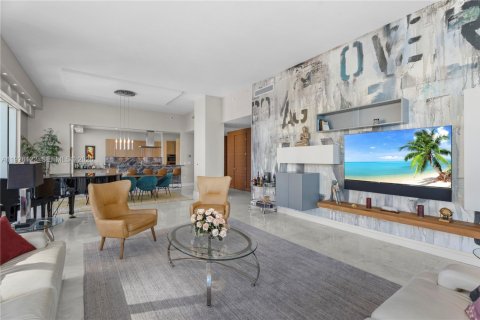 Condo in Miami, Florida, 2 bedrooms  № 2052987 - photo 12