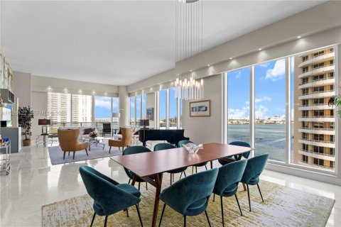 Condo in Miami, Florida, 2 bedrooms  № 2052987 - photo 9