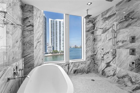 Condo in Miami, Florida, 2 bedrooms  № 2052987 - photo 18