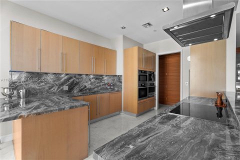 Condo in Miami, Florida, 2 bedrooms  № 2052987 - photo 11