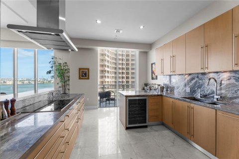 Condo in Miami, Florida, 2 bedrooms  № 2052987 - photo 5