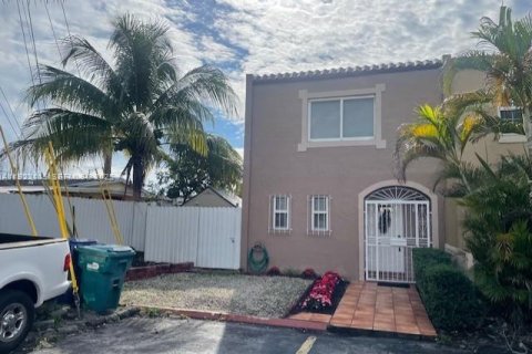 Casa en venta en Miami Gardens, Florida, 2 dormitorios, 103.12 m2 № 2054870 - foto 4