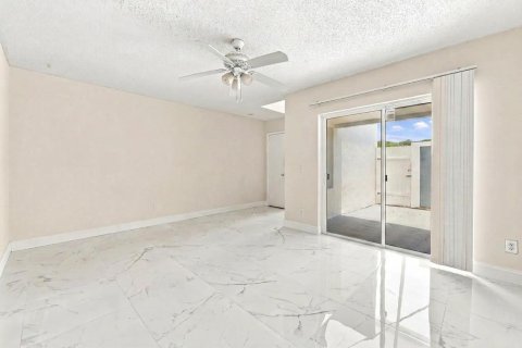 Townhouse in West Palm Beach, Florida 2 bedrooms, 118.64 sq.m. № 2171624 - photo 13