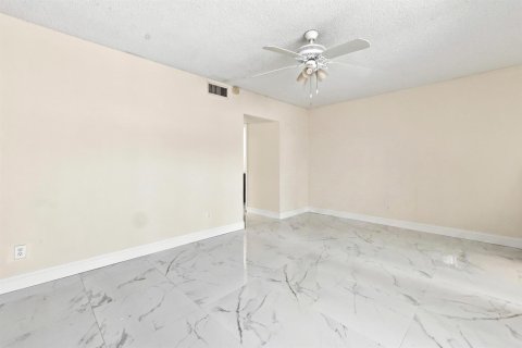 Townhouse in West Palm Beach, Florida 2 bedrooms, 118.64 sq.m. № 2171624 - photo 15