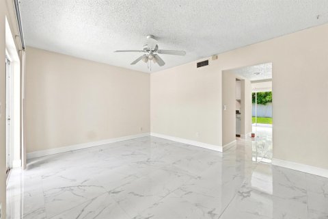 Townhouse in West Palm Beach, Florida 2 bedrooms, 118.64 sq.m. № 2171624 - photo 17