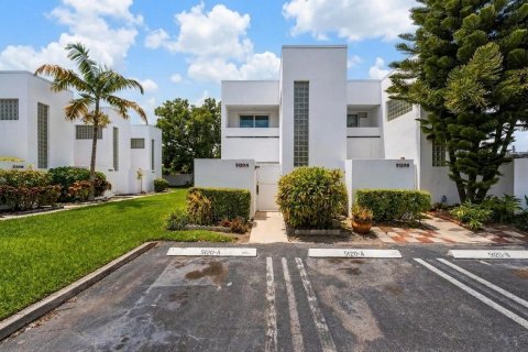 Townhouse in West Palm Beach, Florida 2 bedrooms, 118.64 sq.m. № 2171624