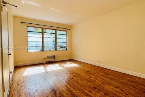 Condo in Miami Beach, Florida  № 1945802 - photo 1