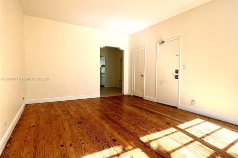 Condo in Miami Beach, Florida  № 1945802 - photo 2