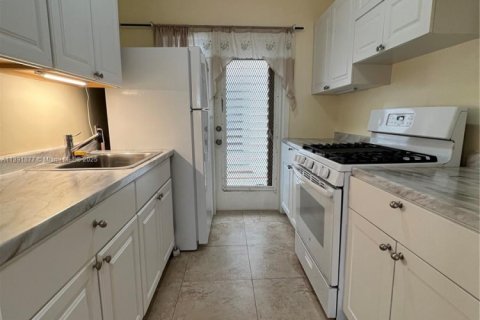 Condo in Miami Beach, Florida  № 1945802 - photo 5