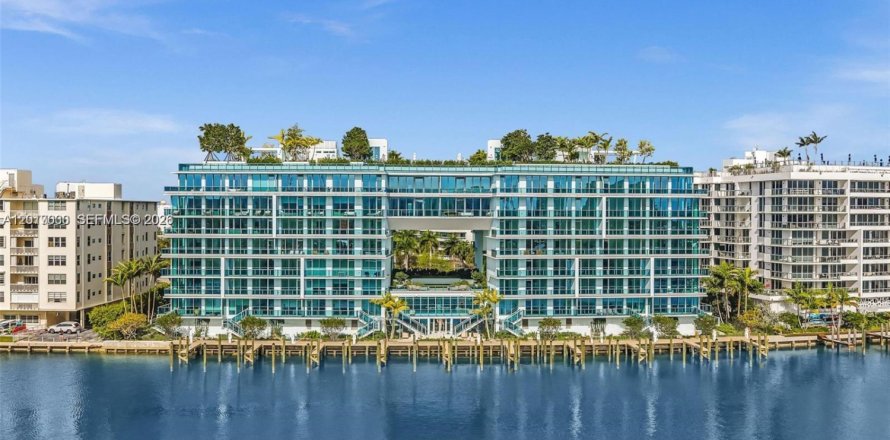 Condominio en Bay Harbor Islands, Florida, 2 dormitorios  № 2077911