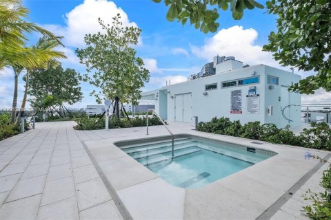 Condominio en venta en Bay Harbor Islands, Florida, 2 dormitorios, 123.47 m2 № 2077911 - foto 25
