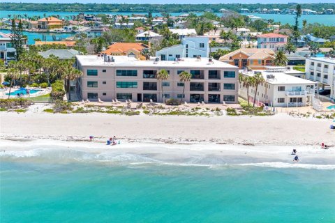 Condo in Belleair Beach, Florida, 2 bedrooms  № 1629925 - photo 1