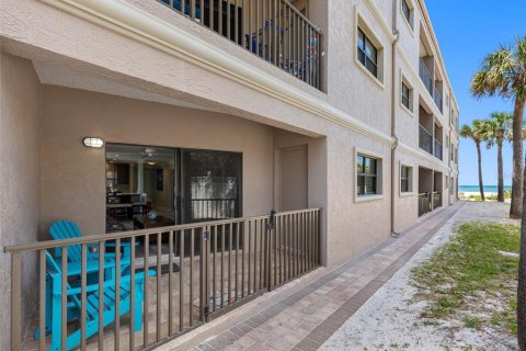 Condo in Belleair Beach, Florida, 2 bedrooms  № 1629925 - photo 17