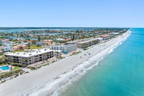 Condo in Belleair Beach, Florida, 2 bedrooms  № 1629925 - photo 2