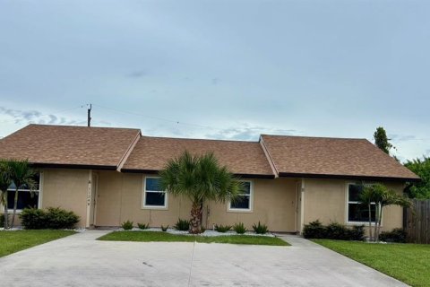 Immobilier commercial à Englewood, Floride 4 chambres, 160.16 m2 № 2123048