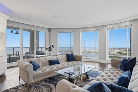 Condo in Saint Petersburg, Florida, 4 bedrooms № 2208370 - photo 7