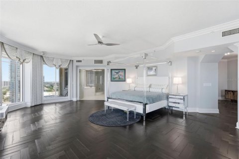 Condo in Saint Petersburg, Florida, 4 bedrooms № 2208370 - photo 29