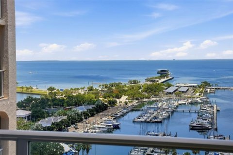Condo in Saint Petersburg, Florida, 4 bedrooms № 2208370 - photo 3