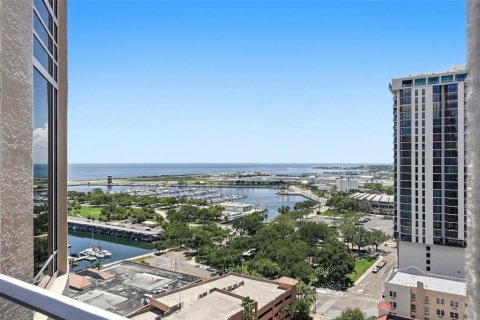 Condo in Saint Petersburg, Florida, 4 bedrooms № 2208370 - photo 23