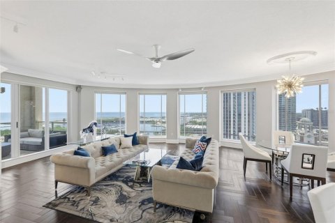 Condo in Saint Petersburg, Florida, 4 bedrooms № 2208370 - photo 12
