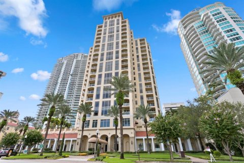 Condo in Saint Petersburg, Florida, 4 bedrooms № 2208370 - photo 2