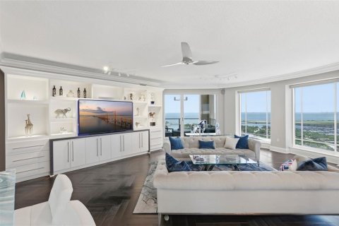 Condo in Saint Petersburg, Florida, 4 bedrooms № 2208370 - photo 13