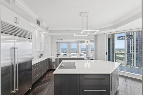 Condo in Saint Petersburg, Florida, 4 bedrooms № 2208370 - photo 14