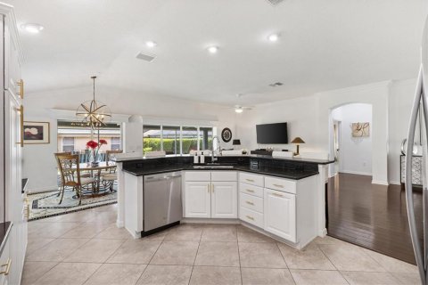 House in The Villages, Florida 3 bedrooms, 195.93 sq.m. № 1782183 - photo 15