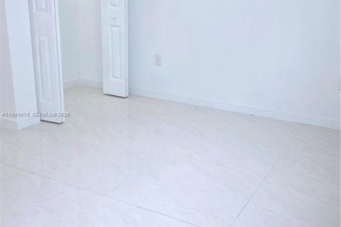 Снять в аренду коммерческую недвижимость в Майами, Флорида 1 спальня, 244.24м2, № 2044879 - фото 18