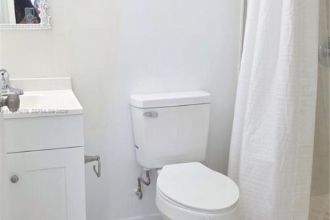 Снять в аренду коммерческую недвижимость в Майами, Флорида 1 спальня, 244.24м2, № 2044879 - фото 20