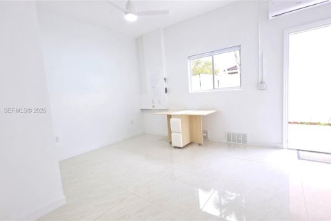 Снять в аренду коммерческую недвижимость в Майами, Флорида 1 спальня, 244.24м2, № 2044879 - фото 5