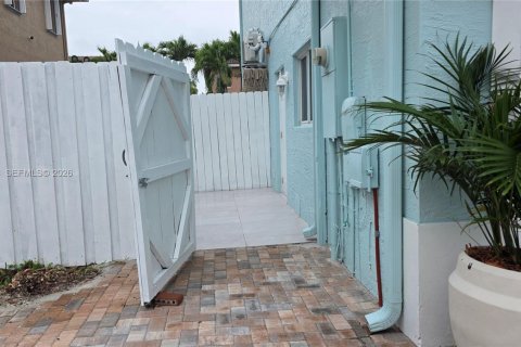 Снять в аренду коммерческую недвижимость в Майами, Флорида 1 спальня, 244.24м2, № 2044879 - фото 3