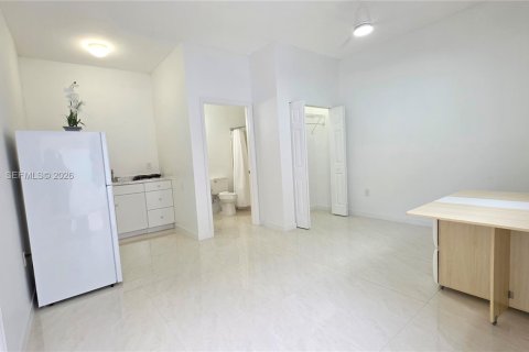 Снять в аренду коммерческую недвижимость в Майами, Флорида 1 спальня, 244.24м2, № 2044879 - фото 11