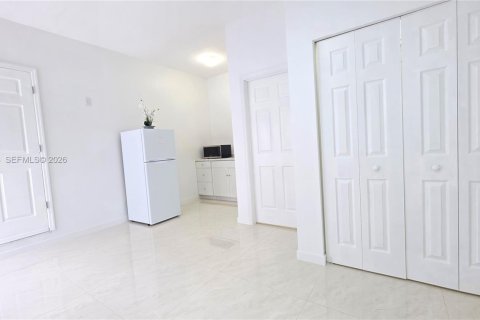 Коммерческая недвижимость в Майами, Флорида 1 спальня, 244.24м2 № 2044879