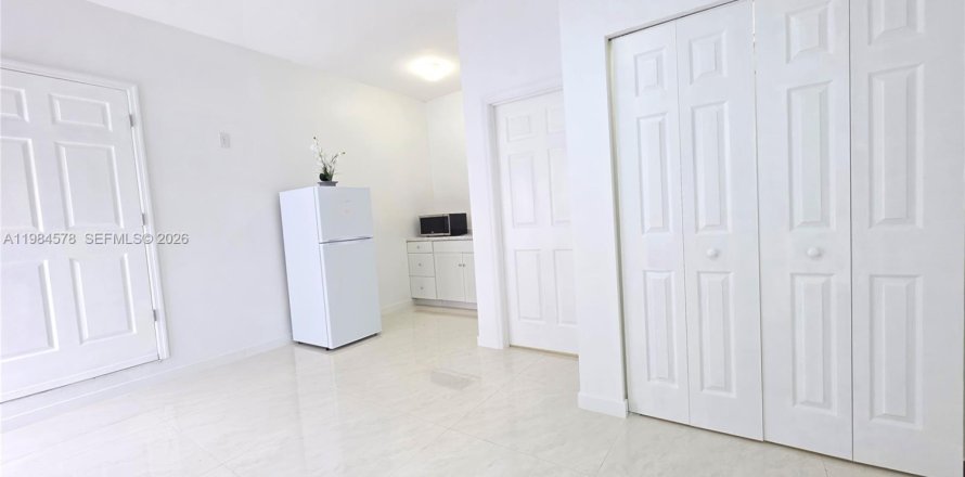 Коммерческая недвижимость в Майами, Флорида 1 спальня, 244.24м2 № 2044879