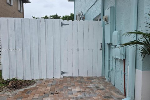 Снять в аренду коммерческую недвижимость в Майами, Флорида 1 спальня, 244.24м2, № 2044879 - фото 2