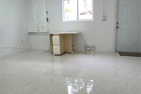 Снять в аренду коммерческую недвижимость в Майами, Флорида 1 спальня, 244.24м2, № 2044879 - фото 9